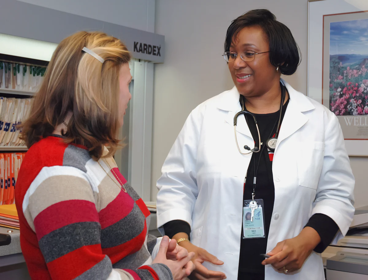 Médica conversando con una paciente