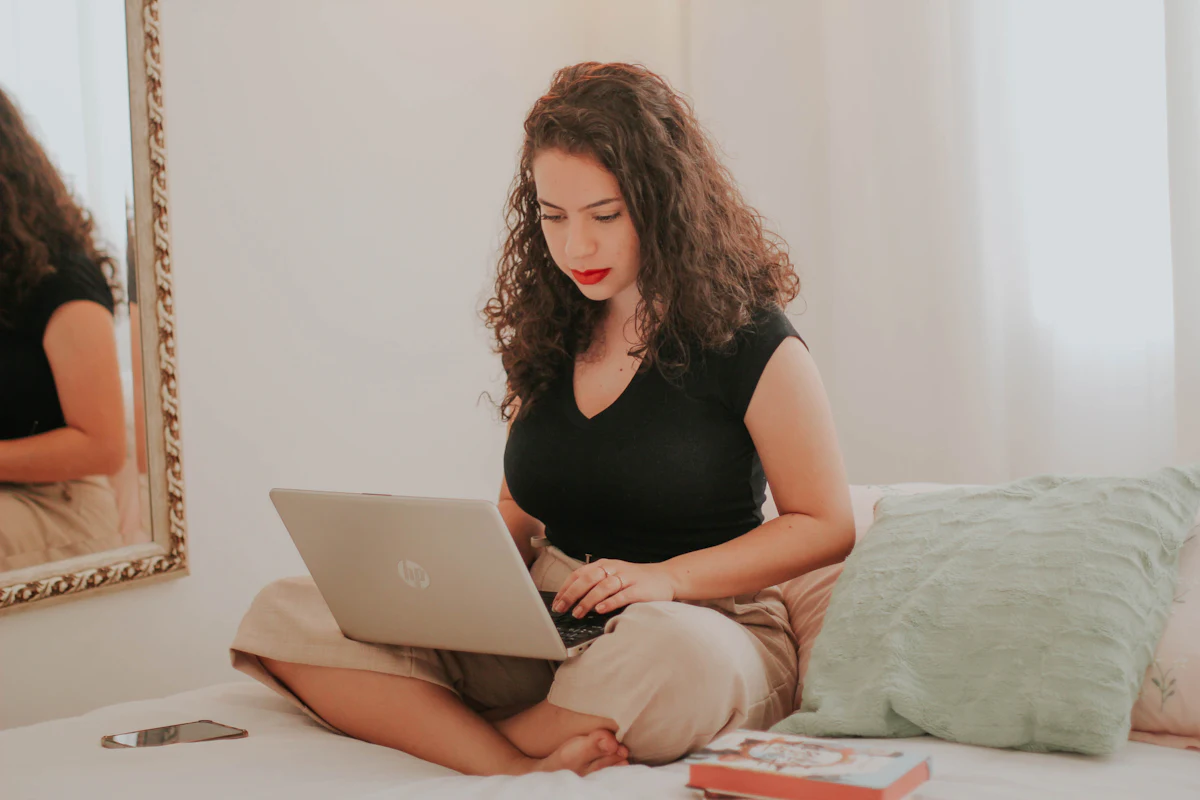 Mujer trabajando con su portátil en casa