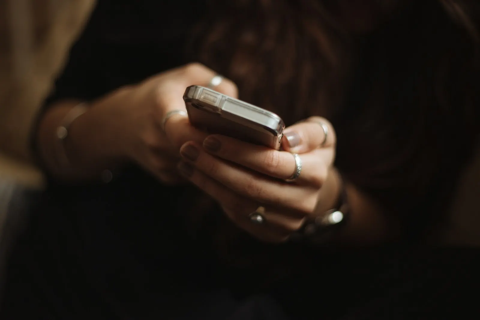 Manos de una mujer usando un celular